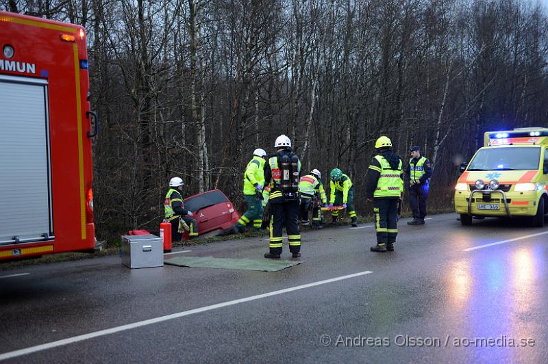 DSC_2452.JPG - Vid 14:45 larmades räddningstjänsten, ambulans och polis till Lisåkravägen i stidsvig där två personbilar kolliderat, den ena personbilen åkte ner i diket och föraren satt kvar i bilen. Minst en person fördes med ambulans till sjukhuset, oklart skadeläge.