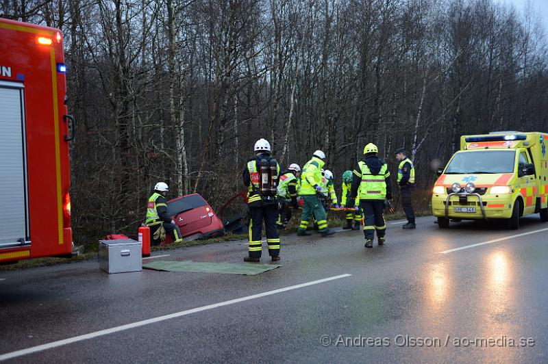 DSC_2455.JPG - Vid 14:45 larmades räddningstjänsten, ambulans och polis till Lisåkravägen i stidsvig där två personbilar kolliderat, den ena personbilen åkte ner i diket och föraren satt kvar i bilen. Minst en person fördes med ambulans till sjukhuset, oklart skadeläge.