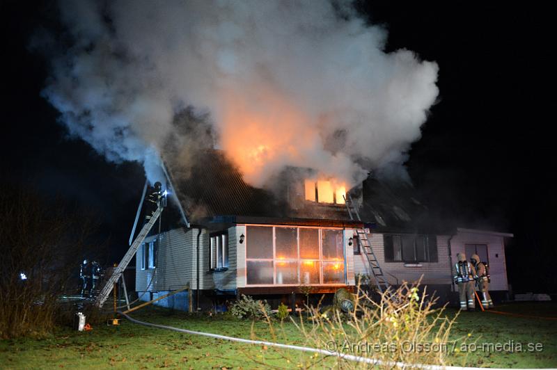 DSC_2403.JPG - Vid 00.15 larmades räddningstjänsten från Örkelljunga, Klippan och Ängelholm samt polis och ambulans till en adress i Sånnestorp utanför Örkelljunga. När räddningstjänsten kom till platsen var det en fullt utvecklad brand i villan och man började med släckningsarbetet. En Polispatrull som var först på plats fick ut en medvetslös kvinna ur det brinnande huset som togs om hand av ambulanspersonal och fördes med ambulans till sjukhuset. Även poliserna fick uppsöka sjukhuset för att kontrolleras då dem fått i sig en del rök, men ska inte ha ådragit sig några allvarligare rökskador. Även en hund ska ha funnits i villan när det började brinna och även denna fick vård av ambulanspersonalen i form av syrgas. Ingen annan ska ha funnits i villan när branden startade och polisen rubricerar det som mordbrand. Villan är totalförstörd.