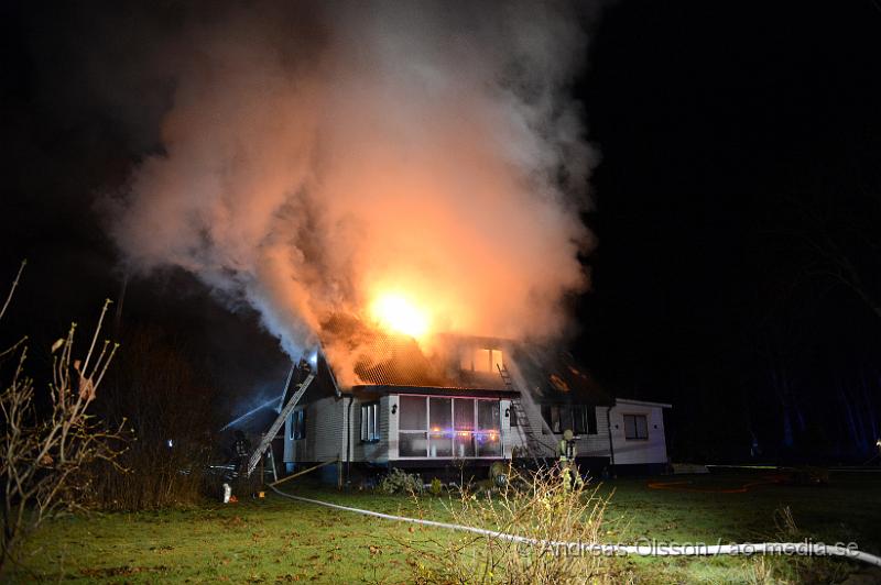 DSC_2408.JPG - Vid 00.15 larmades räddningstjänsten från Örkelljunga, Klippan och Ängelholm samt polis och ambulans till en adress i Sånnestorp utanför Örkelljunga. När räddningstjänsten kom till platsen var det en fullt utvecklad brand i villan och man började med släckningsarbetet. En Polispatrull som var först på plats fick ut en medvetslös kvinna ur det brinnande huset som togs om hand av ambulanspersonal och fördes med ambulans till sjukhuset. Även poliserna fick uppsöka sjukhuset för att kontrolleras då dem fått i sig en del rök, men ska inte ha ådragit sig några allvarligare rökskador. Även en hund ska ha funnits i villan när det började brinna och även denna fick vård av ambulanspersonalen i form av syrgas. Ingen annan ska ha funnits i villan när branden startade och polisen rubricerar det som mordbrand. Villan är totalförstörd.