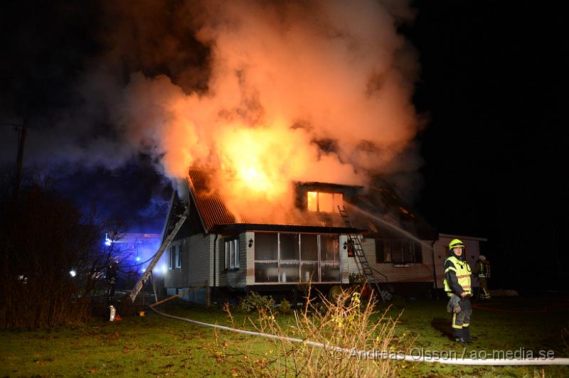 DSC_2426.JPG - Vid 00.15 larmades räddningstjänsten från Örkelljunga, Klippan och Ängelholm samt polis och ambulans till en adress i Sånnestorp utanför Örkelljunga. När räddningstjänsten kom till platsen var det en fullt utvecklad brand i villan och man började med släckningsarbetet. En Polispatrull som var först på plats fick ut en medvetslös kvinna ur det brinnande huset som togs om hand av ambulanspersonal och fördes med ambulans till sjukhuset. Även poliserna fick uppsöka sjukhuset för att kontrolleras då dem fått i sig en del rök, men ska inte ha ådragit sig några allvarligare rökskador. Även en hund ska ha funnits i villan när det började brinna och även denna fick vård av ambulanspersonalen i form av syrgas. Ingen annan ska ha funnits i villan när branden startade och polisen rubricerar det som mordbrand. Villan är totalförstörd.