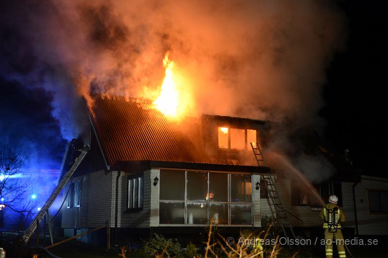 DSC_2428.JPG - Vid 00.15 larmades räddningstjänsten från Örkelljunga, Klippan och Ängelholm samt polis och ambulans till en adress i Sånnestorp utanför Örkelljunga. När räddningstjänsten kom till platsen var det en fullt utvecklad brand i villan och man började med släckningsarbetet. En Polispatrull som var först på plats fick ut en medvetslös kvinna ur det brinnande huset som togs om hand av ambulanspersonal och fördes med ambulans till sjukhuset. Även poliserna fick uppsöka sjukhuset för att kontrolleras då dem fått i sig en del rök, men ska inte ha ådragit sig några allvarligare rökskador. Även en hund ska ha funnits i villan när det började brinna och även denna fick vård av ambulanspersonalen i form av syrgas. Ingen annan ska ha funnits i villan när branden startade och polisen rubricerar det som mordbrand. Villan är totalförstörd.