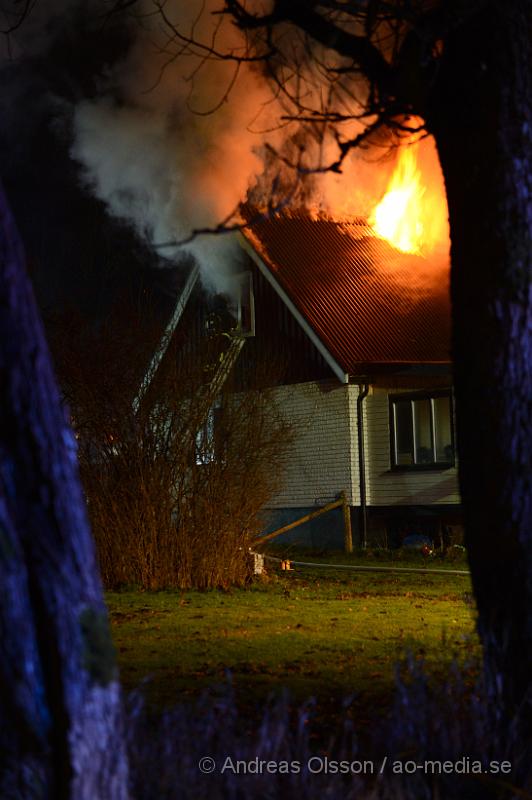 DSC_2431.JPG - Vid 00.15 larmades räddningstjänsten från Örkelljunga, Klippan och Ängelholm samt polis och ambulans till en adress i Sånnestorp utanför Örkelljunga. När räddningstjänsten kom till platsen var det en fullt utvecklad brand i villan och man började med släckningsarbetet. En Polispatrull som var först på plats fick ut en medvetslös kvinna ur det brinnande huset som togs om hand av ambulanspersonal och fördes med ambulans till sjukhuset. Även poliserna fick uppsöka sjukhuset för att kontrolleras då dem fått i sig en del rök, men ska inte ha ådragit sig några allvarligare rökskador. Även en hund ska ha funnits i villan när det började brinna och även denna fick vård av ambulanspersonalen i form av syrgas. Ingen annan ska ha funnits i villan när branden startade och polisen rubricerar det som mordbrand. Villan är totalförstörd.