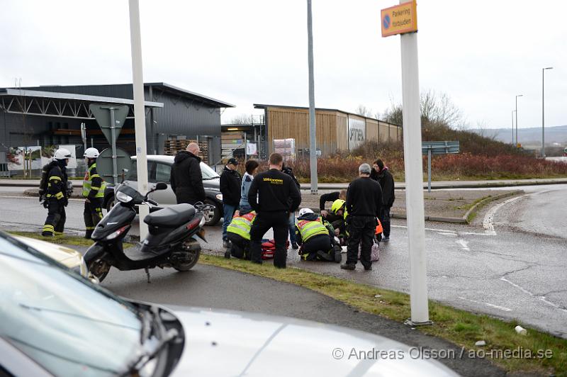 DSC_2460.JPG - Strax efter klockan 12 larmades räddningstjänst, ambulans och polis till Storgatan där en mopedist kört omkull precis innan rondellen. Föraren av mopeden låg kvar på marken och klagade på smärtor i ett knä och en axel och fick följa med ambulansen till sjukhus för kontroll.