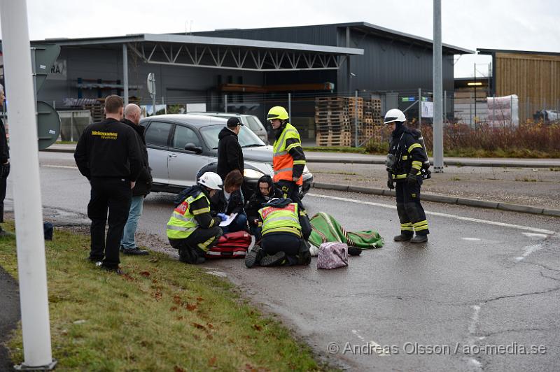 DSC_2461.JPG - Strax efter klockan 12 larmades räddningstjänst, ambulans och polis till Storgatan där en mopedist kört omkull precis innan rondellen. Föraren av mopeden låg kvar på marken och klagade på smärtor i ett knä och en axel och fick följa med ambulansen till sjukhus för kontroll.