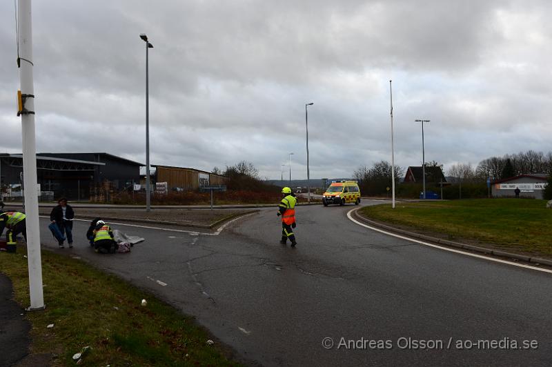 DSC_2465.JPG - Strax efter klockan 12 larmades räddningstjänst, ambulans och polis till Storgatan där en mopedist kört omkull precis innan rondellen. Föraren av mopeden låg kvar på marken och klagade på smärtor i ett knä och en axel och fick följa med ambulansen till sjukhus för kontroll.