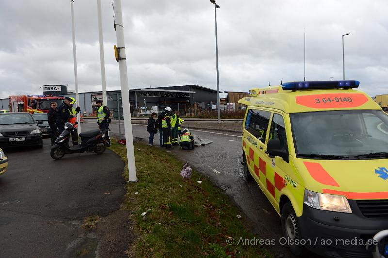 DSC_2468.JPG - Strax efter klockan 12 larmades räddningstjänst, ambulans och polis till Storgatan där en mopedist kört omkull precis innan rondellen. Föraren av mopeden låg kvar på marken och klagade på smärtor i ett knä och en axel och fick följa med ambulansen till sjukhus för kontroll.