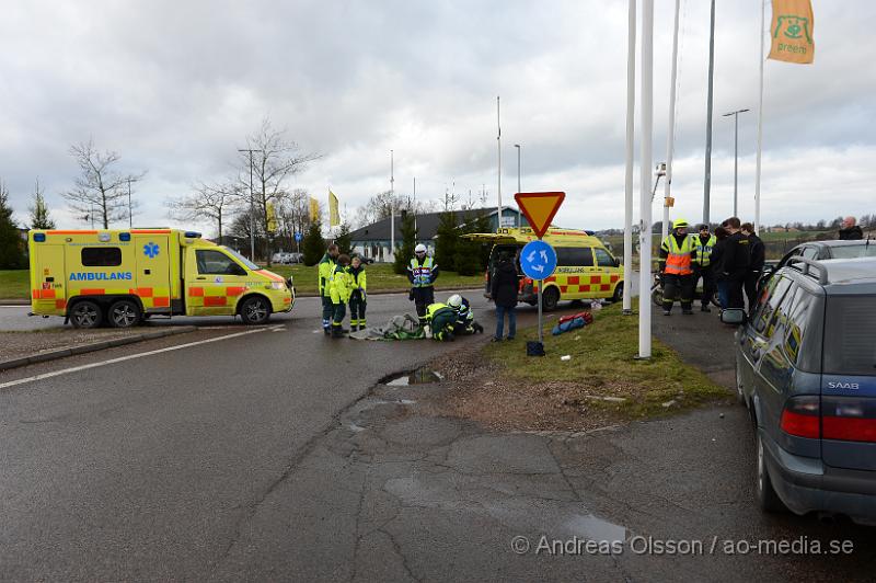 DSC_2471.JPG - Strax efter klockan 12 larmades räddningstjänst, ambulans och polis till Storgatan där en mopedist kört omkull precis innan rondellen. Föraren av mopeden låg kvar på marken och klagade på smärtor i ett knä och en axel och fick följa med ambulansen till sjukhus för kontroll.