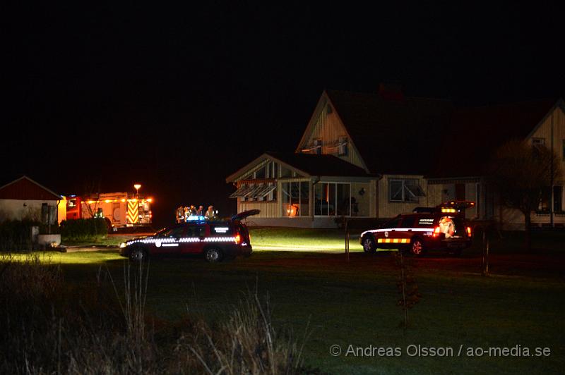 DSC_2477.JPG - Vid 17 tiden larmades räddningstjänsten från Örkelljunga och Ängelholm, samt ambulans och polis till en villa i Klippebygget strax utanför Örkelljunga där man fått in larm om rökutveckling från fastigheten. När man kom till platsen kunde man konstatera en mindre brand i källaren, Hur branden startat är oklart och polisen utreder det. Även en brandbil körde av den smala vägen när dem fick möte med en personbil, Bärgare kallades till platsen och drog upp brandbilen.