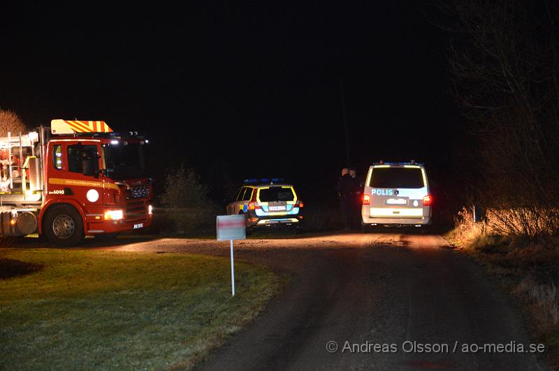 DSC_2487.JPG - Vid 17 tiden larmades räddningstjänsten från Örkelljunga och Ängelholm, samt ambulans och polis till en villa i Klippebygget strax utanför Örkelljunga där man fått in larm om rökutveckling från fastigheten. När man kom till platsen kunde man konstatera en mindre brand i källaren, Hur branden startat är oklart och polisen utreder det. Även en brandbil körde av den smala vägen när dem fick möte med en personbil, Bärgare kallades till platsen och drog upp brandbilen.