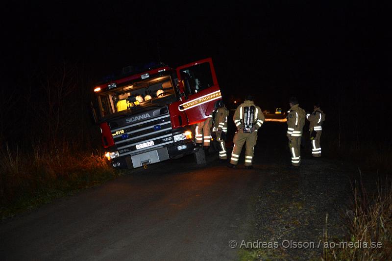 DSC_2494.JPG - Vid 17 tiden larmades räddningstjänsten från Örkelljunga och Ängelholm, samt ambulans och polis till en villa i Klippebygget strax utanför Örkelljunga där man fått in larm om rökutveckling från fastigheten. När man kom till platsen kunde man konstatera en mindre brand i källaren, Hur branden startat är oklart och polisen utreder det. Även en brandbil körde av den smala vägen när dem fick möte med en personbil, Bärgare kallades till platsen och drog upp brandbilen.