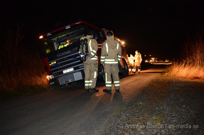 DSC_2495.JPG - Vid 17 tiden larmades räddningstjänsten från Örkelljunga och Ängelholm, samt ambulans och polis till en villa i Klippebygget strax utanför Örkelljunga där man fått in larm om rökutveckling från fastigheten. När man kom till platsen kunde man konstatera en mindre brand i källaren, Hur branden startat är oklart och polisen utreder det. Även en brandbil körde av den smala vägen när dem fick möte med en personbil, Bärgare kallades till platsen och drog upp brandbilen.