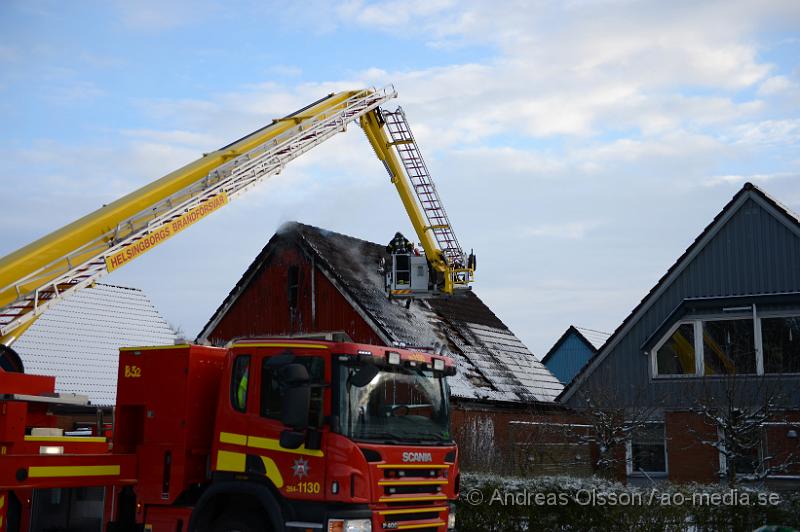 DSC_2499.JPG - Vid 11 tiden larmades räddningstjänsten från flera stationer samt ambulans och polis till Majsgatan i Ängelholm där det brinner i en villa. Det är oklart hur branden startat men övervåningen är helt utbränd och större delar av villan har fått rök och vatten skador. Ingen person ska ha skadats i händelsen.