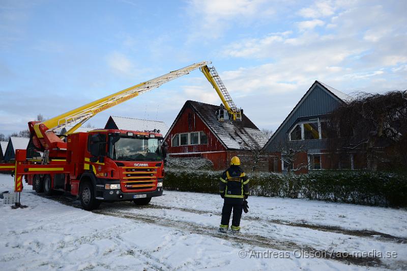 DSC_2500.JPG - Vid 11 tiden larmades räddningstjänsten från flera stationer samt ambulans och polis till Majsgatan i Ängelholm där det brinner i en villa. Det är oklart hur branden startat men övervåningen är helt utbränd och större delar av villan har fått rök och vatten skador. Ingen person ska ha skadats i händelsen.