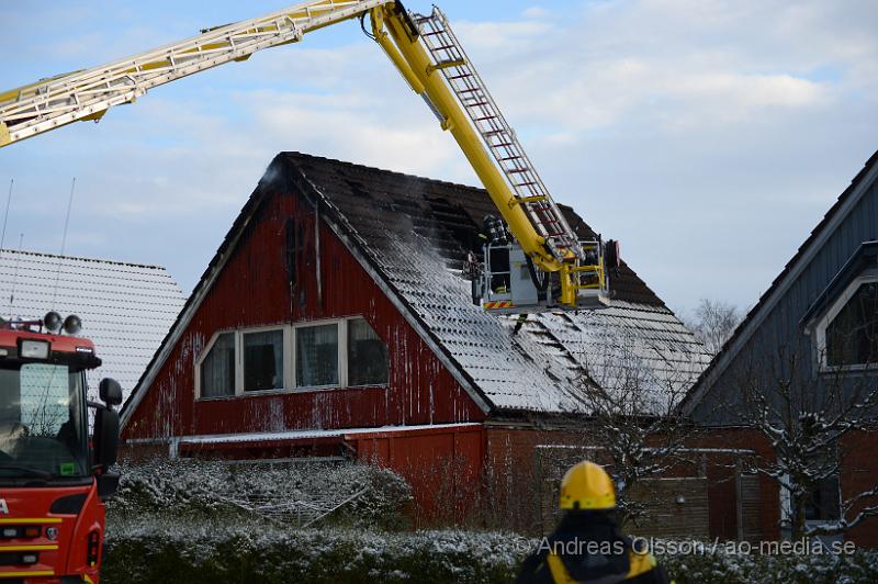 DSC_2506.JPG - Vid 11 tiden larmades räddningstjänsten från flera stationer samt ambulans och polis till Majsgatan i Ängelholm där det brinner i en villa. Det är oklart hur branden startat men övervåningen är helt utbränd och större delar av villan har fått rök och vatten skador. Ingen person ska ha skadats i händelsen.