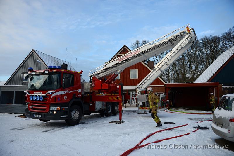 DSC_2511.JPG - Vid 11 tiden larmades räddningstjänsten från flera stationer samt ambulans och polis till Majsgatan i Ängelholm där det brinner i en villa. Det är oklart hur branden startat men övervåningen är helt utbränd och större delar av villan har fått rök och vatten skador. Ingen person ska ha skadats i händelsen.