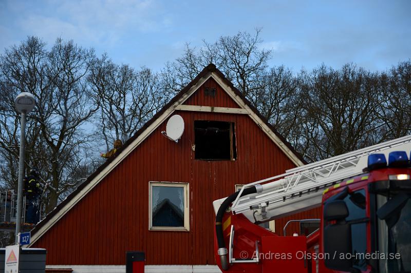 DSC_2516.JPG - Vid 11 tiden larmades räddningstjänsten från flera stationer samt ambulans och polis till Majsgatan i Ängelholm där det brinner i en villa. Det är oklart hur branden startat men övervåningen är helt utbränd och större delar av villan har fått rök och vatten skador. Ingen person ska ha skadats i händelsen.