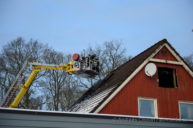 DSC_2519.JPG - Vid 11 tiden larmades räddningstjänsten från flera stationer samt ambulans och polis till Majsgatan i Ängelholm där det brinner i en villa. Det är oklart hur branden startat men övervåningen är helt utbränd och större delar av villan har fått rök och vatten skador. Ingen person ska ha skadats i händelsen.