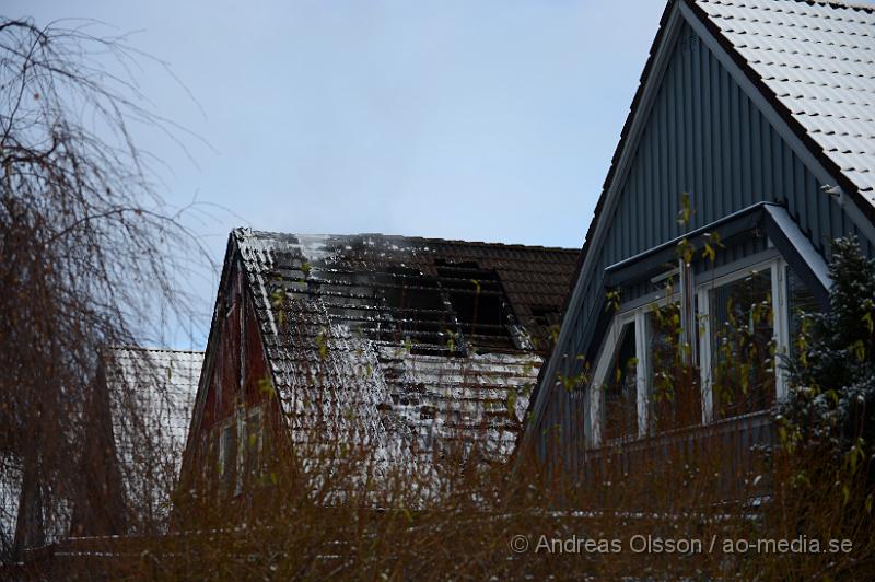 DSC_2522.JPG - Vid 11 tiden larmades räddningstjänsten från flera stationer samt ambulans och polis till Majsgatan i Ängelholm där det brinner i en villa. Det är oklart hur branden startat men övervåningen är helt utbränd och större delar av villan har fått rök och vatten skador. Ingen person ska ha skadats i händelsen.