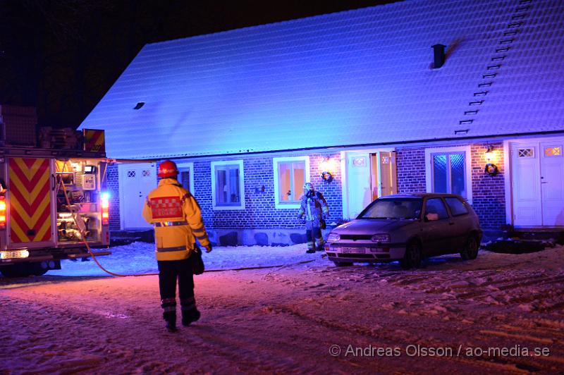 DSC_2556.JPG - Strax efter 02:00 tiden larmades räddningstjänsten till Tåstarp där det inkommit ett larm om rökutveckling från golvet i huset. Det är oklart var röken kom ifrån eller hur stora skadorna blivit. Ingen ska ha kommit till skada.