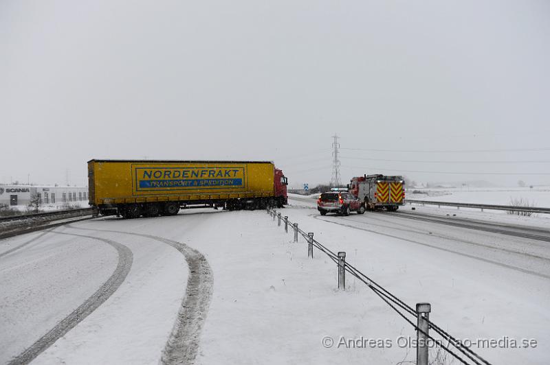 DSC_2631.JPG - Vid 08,35 larmades räddningstjänsten till E4an i höjd med Östra ljungby, riktning mot örkelljunga där en lastbil kolliderat med mitträcket och snurrat. Lastbilen blockerade nästan hela norrgående riktning och ett körfält i södergående riktning. Trafiken norrut fick ledas om genom Östra Ljungby och ut vid Mölletofta. Ingen person ska ha skadats i olyckan.