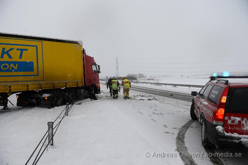 DSC_2635.JPG - Vid 08,35 larmades räddningstjänsten till E4an i höjd med Östra ljungby, riktning mot örkelljunga där en lastbil kolliderat med mitträcket och snurrat. Lastbilen blockerade nästan hela norrgående riktning och ett körfält i södergående riktning. Trafiken norrut fick ledas om genom Östra Ljungby och ut vid Mölletofta. Ingen person ska ha skadats i olyckan.