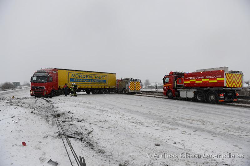 DSC_2639.JPG - Vid 08,35 larmades räddningstjänsten till E4an i höjd med Östra ljungby, riktning mot örkelljunga där en lastbil kolliderat med mitträcket och snurrat. Lastbilen blockerade nästan hela norrgående riktning och ett körfält i södergående riktning. Trafiken norrut fick ledas om genom Östra Ljungby och ut vid Mölletofta. Ingen person ska ha skadats i olyckan.