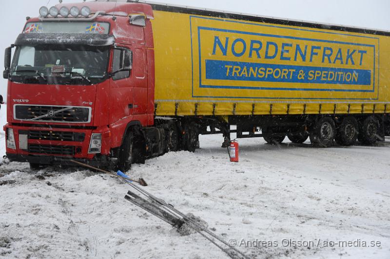 DSC_2646.JPG - Vid 08,35 larmades räddningstjänsten till E4an i höjd med Östra ljungby, riktning mot örkelljunga där en lastbil kolliderat med mitträcket och snurrat. Lastbilen blockerade nästan hela norrgående riktning och ett körfält i södergående riktning. Trafiken norrut fick ledas om genom Östra Ljungby och ut vid Mölletofta. Ingen person ska ha skadats i olyckan.