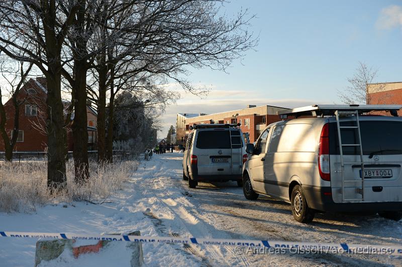 DSC_2670.JPG - Vid 11 tiden larmades Polis och ambulans till Bjerrings väg i Ekeby där man fått in larm om att en person låg skottskadad på marken. När polisen kommer fram till platsen är mannen redan död, en annan person som också blivit skjuten klarar sig med lindriga skador och fördes med ambulans till sjukhus där han ska ha fått vård för skottskador i arm och fot. Vittnen ska ha sett en mörk klädd man springa från platsen och polisen satte snabbt in en stor sökningsinsats med bla helikopter, piket , tekniker, utredare, länskriminalen, flera polis patruller samt polishundar men utan resultat. Alla tips och iakttagelser tar polisen tacksamt emot för att kunna fortsätta utredningen.