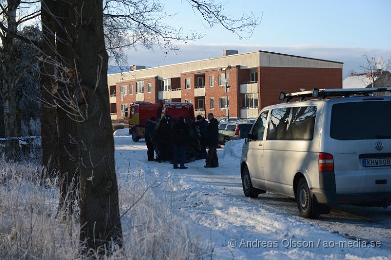 DSC_2676.JPG - Vid 11 tiden larmades Polis och ambulans till Bjerrings väg i Ekeby där man fått in larm om att en person låg skottskadad på marken. När polisen kommer fram till platsen är mannen redan död, en annan person som också blivit skjuten klarar sig med lindriga skador och fördes med ambulans till sjukhus där han ska ha fått vård för skottskador i arm och fot. Vittnen ska ha sett en mörk klädd man springa från platsen och polisen satte snabbt in en stor sökningsinsats med bla helikopter, piket , tekniker, utredare, länskriminalen, flera polis patruller samt polishundar men utan resultat. Alla tips och iakttagelser tar polisen tacksamt emot för att kunna fortsätta utredningen.