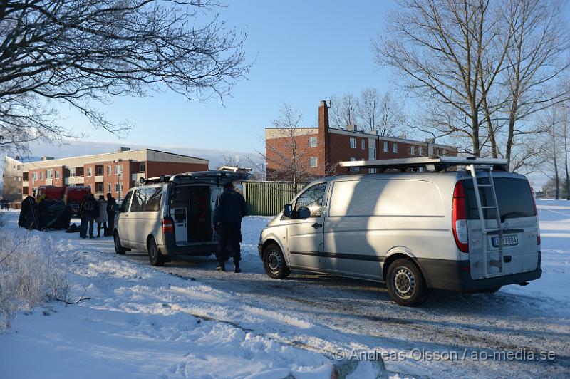 DSC_2678.JPG - Vid 11 tiden larmades Polis och ambulans till Bjerrings väg i Ekeby där man fått in larm om att en person låg skottskadad på marken. När polisen kommer fram till platsen är mannen redan död, en annan person som också blivit skjuten klarar sig med lindriga skador och fördes med ambulans till sjukhus där han ska ha fått vård för skottskador i arm och fot. Vittnen ska ha sett en mörk klädd man springa från platsen och polisen satte snabbt in en stor sökningsinsats med bla helikopter, piket , tekniker, utredare, länskriminalen, flera polis patruller samt polishundar men utan resultat. Alla tips och iakttagelser tar polisen tacksamt emot för att kunna fortsätta utredningen.