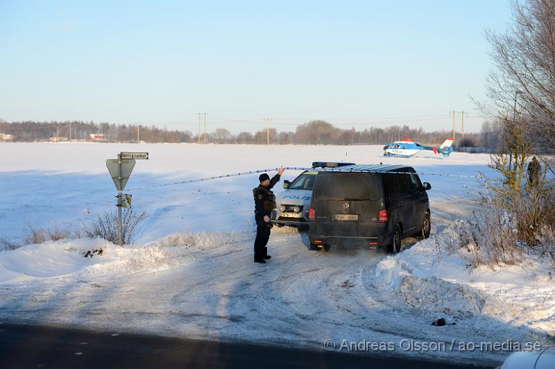 DSC_2682.JPG - Vid 11 tiden larmades Polis och ambulans till Bjerrings väg i Ekeby där man fått in larm om att en person låg skottskadad på marken. När polisen kommer fram till platsen är mannen redan död, en annan person som också blivit skjuten klarar sig med lindriga skador och fördes med ambulans till sjukhus där han ska ha fått vård för skottskador i arm och fot. Vittnen ska ha sett en mörk klädd man springa från platsen och polisen satte snabbt in en stor sökningsinsats med bla helikopter, piket , tekniker, utredare, länskriminalen, flera polis patruller samt polishundar men utan resultat. Alla tips och iakttagelser tar polisen tacksamt emot för att kunna fortsätta utredningen.