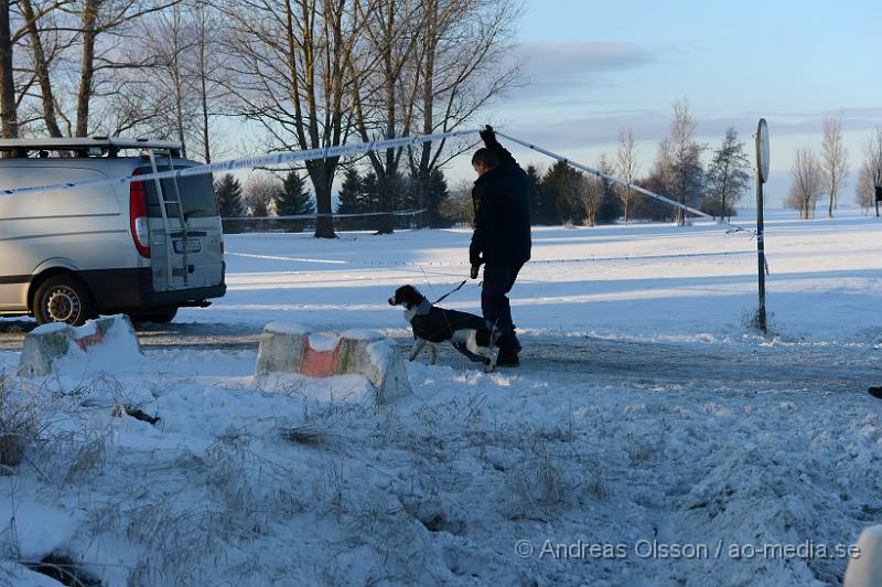 DSC_2685.JPG - Vid 11 tiden larmades Polis och ambulans till Bjerrings väg i Ekeby där man fått in larm om att en person låg skottskadad på marken. När polisen kommer fram till platsen är mannen redan död, en annan person som också blivit skjuten klarar sig med lindriga skador och fördes med ambulans till sjukhus där han ska ha fått vård för skottskador i arm och fot. Vittnen ska ha sett en mörk klädd man springa från platsen och polisen satte snabbt in en stor sökningsinsats med bla helikopter, piket , tekniker, utredare, länskriminalen, flera polis patruller samt polishundar men utan resultat. Alla tips och iakttagelser tar polisen tacksamt emot för att kunna fortsätta utredningen.