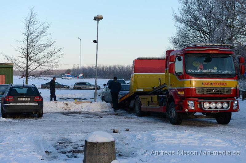 DSC_2693.JPG - Vid 11 tiden larmades Polis och ambulans till Bjerrings väg i Ekeby där man fått in larm om att en person låg skottskadad på marken. När polisen kommer fram till platsen är mannen redan död, en annan person som också blivit skjuten klarar sig med lindriga skador och fördes med ambulans till sjukhus där han ska ha fått vård för skottskador i arm och fot. Vittnen ska ha sett en mörk klädd man springa från platsen och polisen satte snabbt in en stor sökningsinsats med bla helikopter, piket , tekniker, utredare, länskriminalen, flera polis patruller samt polishundar men utan resultat. Alla tips och iakttagelser tar polisen tacksamt emot för att kunna fortsätta utredningen.