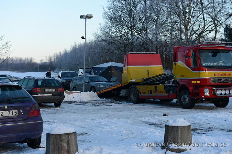 DSC_2696.JPG - Vid 11 tiden larmades Polis och ambulans till Bjerrings väg i Ekeby där man fått in larm om att en person låg skottskadad på marken. När polisen kommer fram till platsen är mannen redan död, en annan person som också blivit skjuten klarar sig med lindriga skador och fördes med ambulans till sjukhus där han ska ha fått vård för skottskador i arm och fot. Vittnen ska ha sett en mörk klädd man springa från platsen och polisen satte snabbt in en stor sökningsinsats med bla helikopter, piket , tekniker, utredare, länskriminalen, flera polis patruller samt polishundar men utan resultat. Alla tips och iakttagelser tar polisen tacksamt emot för att kunna fortsätta utredningen.