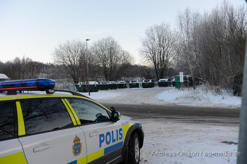 DSC_2703.JPG - Vid 11 tiden larmades Polis och ambulans till Bjerrings väg i Ekeby där man fått in larm om att en person låg skottskadad på marken. När polisen kommer fram till platsen är mannen redan död, en annan person som också blivit skjuten klarar sig med lindriga skador och fördes med ambulans till sjukhus där han ska ha fått vård för skottskador i arm och fot. Vittnen ska ha sett en mörk klädd man springa från platsen och polisen satte snabbt in en stor sökningsinsats med bla helikopter, piket , tekniker, utredare, länskriminalen, flera polis patruller samt polishundar men utan resultat. Alla tips och iakttagelser tar polisen tacksamt emot för att kunna fortsätta utredningen.