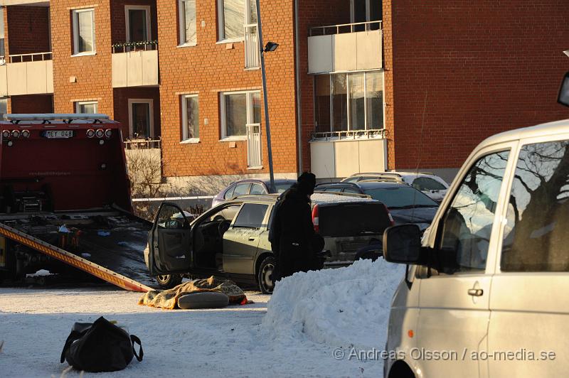 _DSC2857.JPG - Vid 11 tiden larmades Polis och ambulans till Bjerrings väg i Ekeby där man fått in larm om att en person låg skottskadad på marken. När polisen kommer fram till platsen är mannen redan död, en annan person som också blivit skjuten klarar sig med lindriga skador och fördes med ambulans till sjukhus där han ska ha fått vård för skottskador i arm och fot. Vittnen ska ha sett en mörk klädd man springa från platsen och polisen satte snabbt in en stor sökningsinsats med bla helikopter, piket , tekniker, utredare, länskriminalen, flera polis patruller samt polishundar men utan resultat. Alla tips och iakttagelser tar polisen tacksamt emot för att kunna fortsätta utredningen.