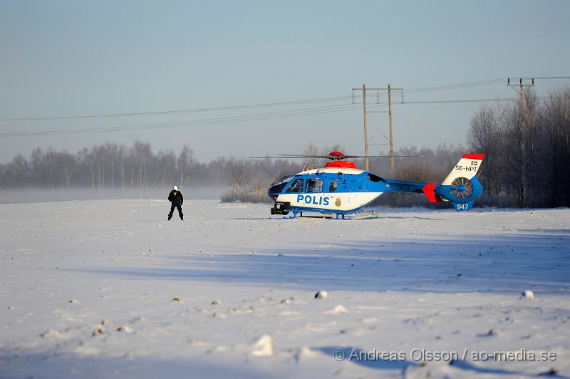 _DSC2868.JPG - Vid 11 tiden larmades Polis och ambulans till Bjerrings väg i Ekeby där man fått in larm om att en person låg skottskadad på marken. När polisen kommer fram till platsen är mannen redan död, en annan person som också blivit skjuten klarar sig med lindriga skador och fördes med ambulans till sjukhus där han ska ha fått vård för skottskador i arm och fot. Vittnen ska ha sett en mörk klädd man springa från platsen och polisen satte snabbt in en stor sökningsinsats med bla helikopter, piket , tekniker, utredare, länskriminalen, flera polis patruller samt polishundar men utan resultat. Alla tips och iakttagelser tar polisen tacksamt emot för att kunna fortsätta utredningen.