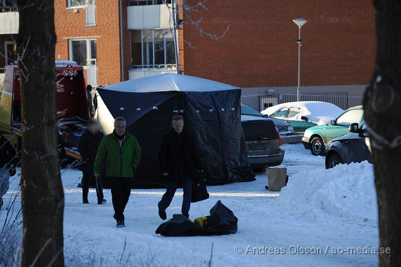 _DSC2869.JPG - Vid 11 tiden larmades Polis och ambulans till Bjerrings väg i Ekeby där man fått in larm om att en person låg skottskadad på marken. När polisen kommer fram till platsen är mannen redan död, en annan person som också blivit skjuten klarar sig med lindriga skador och fördes med ambulans till sjukhus där han ska ha fått vård för skottskador i arm och fot. Vittnen ska ha sett en mörk klädd man springa från platsen och polisen satte snabbt in en stor sökningsinsats med bla helikopter, piket , tekniker, utredare, länskriminalen, flera polis patruller samt polishundar men utan resultat. Alla tips och iakttagelser tar polisen tacksamt emot för att kunna fortsätta utredningen.