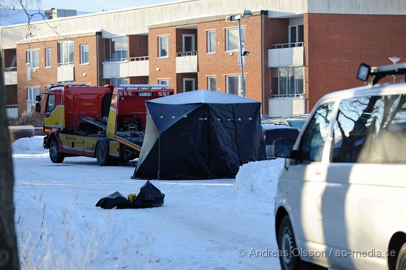 _DSC2873.JPG - Vid 11 tiden larmades Polis och ambulans till Bjerrings väg i Ekeby där man fått in larm om att en person låg skottskadad på marken. När polisen kommer fram till platsen är mannen redan död, en annan person som också blivit skjuten klarar sig med lindriga skador och fördes med ambulans till sjukhus där han ska ha fått vård för skottskador i arm och fot. Vittnen ska ha sett en mörk klädd man springa från platsen och polisen satte snabbt in en stor sökningsinsats med bla helikopter, piket , tekniker, utredare, länskriminalen, flera polis patruller samt polishundar men utan resultat. Alla tips och iakttagelser tar polisen tacksamt emot för att kunna fortsätta utredningen.