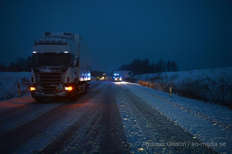 DSC_2775.JPG - Vid 07.40 tiden larmades rÃ¤ddningstjÃ¤nst, ambulans och polis till vÃ¤g 21 ca 1 km frÃ¥n ForsmÃ¶llan mot Perstorp dÃ¤r enligt larmet tvÃ¥ lastbilar ska ha kolliderat. En lastbil hamnade i diket efter kollisionen. Det Ã¤r oklart om nÃ¥gon kom till skada i olyckan. VÃ¤gen var delvis avstÃ¤ngd.