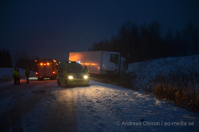 DSC_2776.JPG - Vid 07.40 tiden larmades rÃ¤ddningstjÃ¤nst, ambulans och polis till vÃ¤g 21 ca 1 km frÃ¥n ForsmÃ¶llan mot Perstorp dÃ¤r enligt larmet tvÃ¥ lastbilar ska ha kolliderat. En lastbil hamnade i diket efter kollisionen. Det Ã¤r oklart om nÃ¥gon kom till skada i olyckan. VÃ¤gen var delvis avstÃ¤ngd.