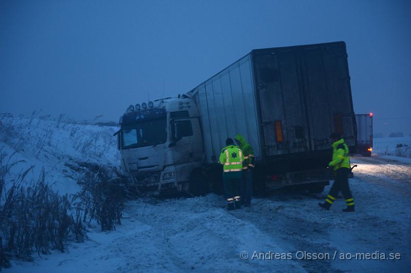 DSC_2781.JPG - Vid 07.40 tiden larmades rÃ¤ddningstjÃ¤nst, ambulans och polis till vÃ¤g 21 ca 1 km frÃ¥n ForsmÃ¶llan mot Perstorp dÃ¤r enligt larmet tvÃ¥ lastbilar ska ha kolliderat. En lastbil hamnade i diket efter kollisionen. Det Ã¤r oklart om nÃ¥gon kom till skada i olyckan. VÃ¤gen var delvis avstÃ¤ngd.