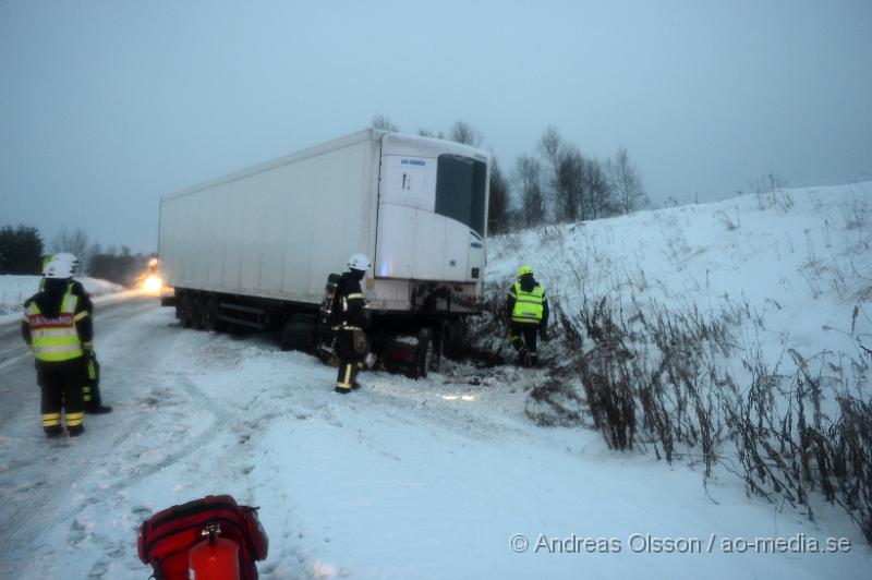 DSC_2798.JPG - Vid 07.40 tiden larmades rÃ¤ddningstjÃ¤nst, ambulans och polis till vÃ¤g 21 ca 1 km frÃ¥n ForsmÃ¶llan mot Perstorp dÃ¤r enligt larmet tvÃ¥ lastbilar ska ha kolliderat. En lastbil hamnade i diket efter kollisionen. Det Ã¤r oklart om nÃ¥gon kom till skada i olyckan. VÃ¤gen var delvis avstÃ¤ngd.