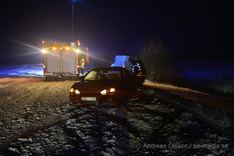 DSC_2733.JPG - Strax efter 00:00 blev räddningstjänst, ambulans och polis larmad till E4an vid tranarpsbron, där minst 3 personbilar krockat med varandra, på den aktuella platsen har det blåst upp väldigt mycket snö på körbanan, minst 2 dm. Vilket har lätt till olyckan och framkomligheten är begränsad. Under bärgninsarbetet körde en lastbil fast i snömassorna på platsen. Minst två personer fick föras till sjukhuset med ambulans, Oklart hur allvarligt skadade.