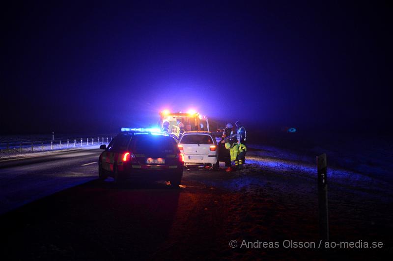 DSC_2738.JPG - Strax efter 00:00 blev räddningstjänst, ambulans och polis larmad till E4an vid tranarpsbron, där minst 3 personbilar krockat med varandra, på den aktuella platsen har det blåst upp väldigt mycket snö på körbanan, minst 2 dm. Vilket har lätt till olyckan och framkomligheten är begränsad. Under bärgninsarbetet körde en lastbil fast i snömassorna på platsen. Minst två personer fick föras till sjukhuset med ambulans, Oklart hur allvarligt skadade.