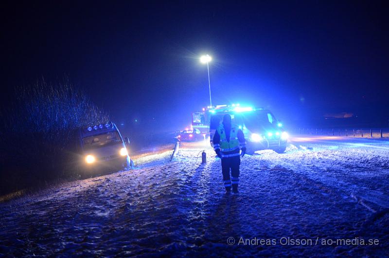 DSC_2742.JPG - Strax efter 00:00 blev räddningstjänst, ambulans och polis larmad till E4an vid tranarpsbron, där minst 3 personbilar krockat med varandra, på den aktuella platsen har det blåst upp väldigt mycket snö på körbanan, minst 2 dm. Vilket har lätt till olyckan och framkomligheten är begränsad. Under bärgninsarbetet körde en lastbil fast i snömassorna på platsen. Minst två personer fick föras till sjukhuset med ambulans, Oklart hur allvarligt skadade.