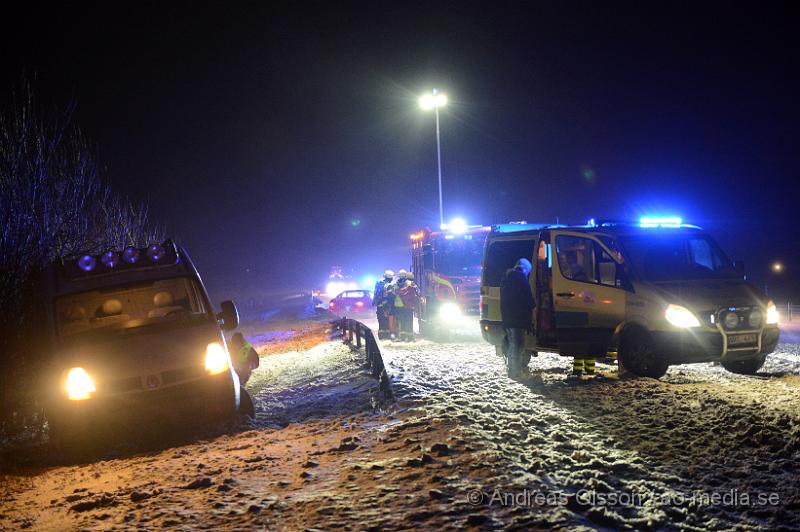 DSC_2748.JPG - Strax efter 00:00 blev räddningstjänst, ambulans och polis larmad till E4an vid tranarpsbron, där minst 3 personbilar krockat med varandra, på den aktuella platsen har det blåst upp väldigt mycket snö på körbanan, minst 2 dm. Vilket har lätt till olyckan och framkomligheten är begränsad. Under bärgninsarbetet körde en lastbil fast i snömassorna på platsen. Minst två personer fick föras till sjukhuset med ambulans, Oklart hur allvarligt skadade.