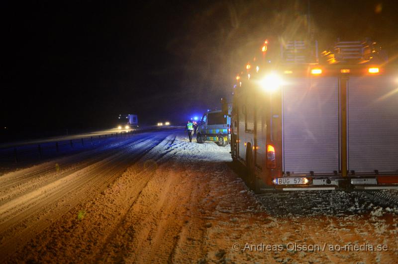 DSC_2758.JPG - Strax efter 00:00 blev räddningstjänst, ambulans och polis larmad till E4an vid tranarpsbron, där minst 3 personbilar krockat med varandra, på den aktuella platsen har det blåst upp väldigt mycket snö på körbanan, minst 2 dm. Vilket har lätt till olyckan och framkomligheten är begränsad. Under bärgninsarbetet körde en lastbil fast i snömassorna på platsen. Minst två personer fick föras till sjukhuset med ambulans, Oklart hur allvarligt skadade.