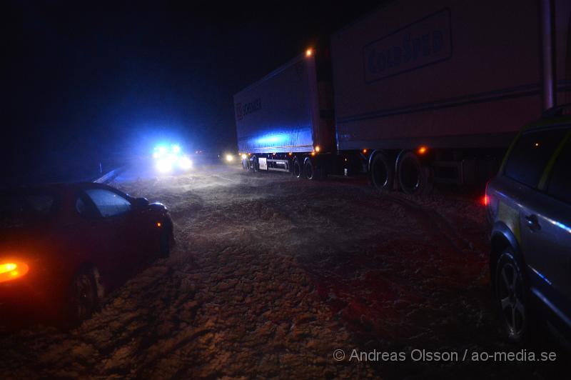 DSC_2762.JPG - Strax efter 00:00 blev räddningstjänst, ambulans och polis larmad till E4an vid tranarpsbron, där minst 3 personbilar krockat med varandra, på den aktuella platsen har det blåst upp väldigt mycket snö på körbanan, minst 2 dm. Vilket har lätt till olyckan och framkomligheten är begränsad. Under bärgninsarbetet körde en lastbil fast i snömassorna på platsen. Minst två personer fick föras till sjukhuset med ambulans, Oklart hur allvarligt skadade.